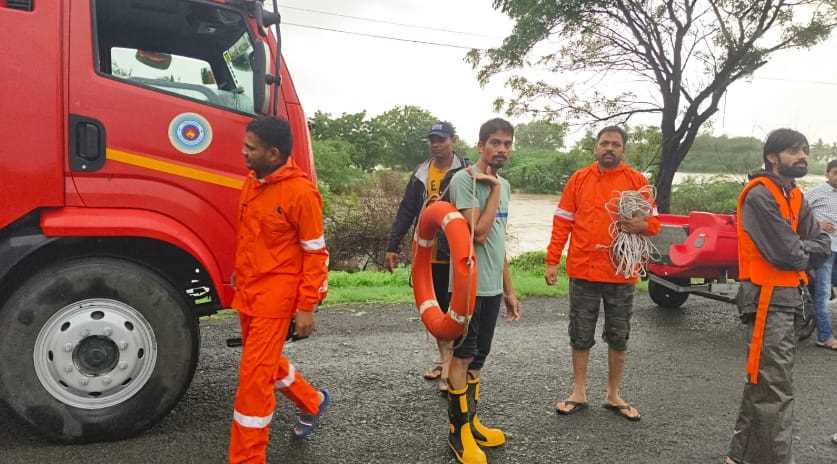 पोरबंदर में बाढ़ में फंसे लोगों को किया जा रहा रेस्क्यू